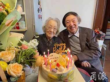 80歲生日，馮驥才和105歲媽媽共吃長壽面